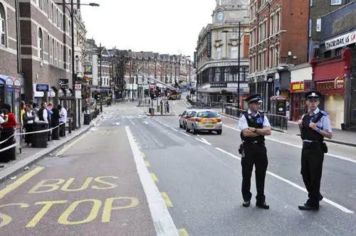 Как вы думаете, что они делают здесь в школьные часы?