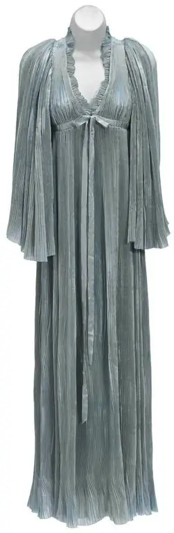 Считалось, что платье было утеряно на сорок лет, а тем временем его забрала только швея, работавшая на съемочной площадке