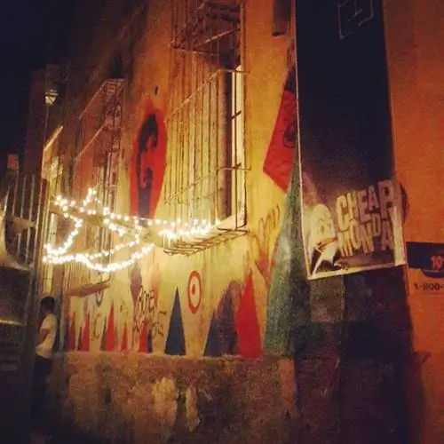 Компания Cheap Monday была основана на рубеже тысячелетий Орьяном Андерссоном и Адамом Фрибергом - двумя настоящими шведскими хипстерами, не имевшими представления об управлении глобальным брендом