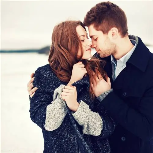 Современные мужчины любят обниматься не меньше женщин