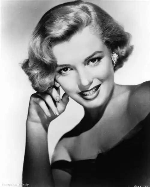 Сообщается, что во второй половине своей блестящей голливудской карьеры Мэрилин Монро ставила импланты в подбородок