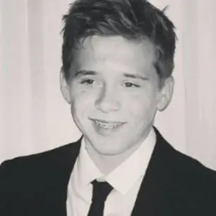 Среди мальчишек Бекхэмов модельная индустрия еще не вынюхала Бруклина,