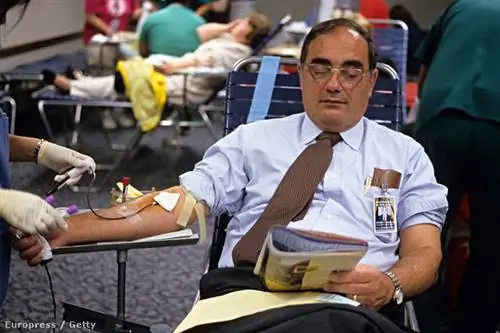 Сдайте кровь, она поможет и вам