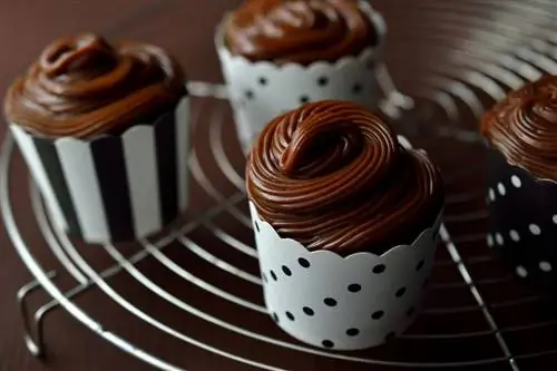 Пятничное печенье: шоколадное печенье с молочно-шоколадно-карамельным кремом