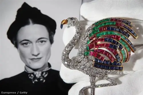 Туссен, создавший брошь, был известен своим мужеством и политической приверженностью, о чем также свидетельствуют его изделия в стиле ар-деко