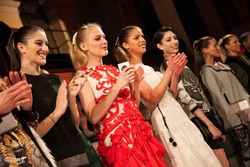 Мы не могли хлопать с телефонами в руках в конце шоу, потому что щелкали не наши ладони, а модели