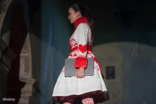 Работа Сары Балинт 2012 года под названием «Любовь и серый аксессуар»