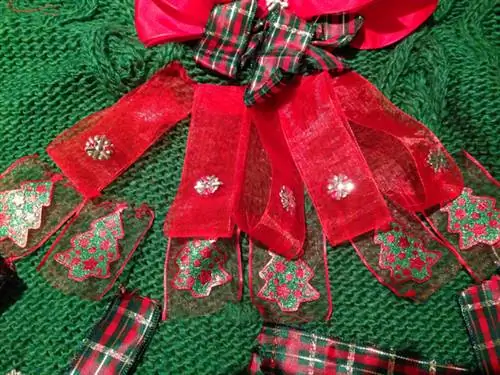 Украшения в виде снежинок прекрасно смотрятся, если их пришить к яркой красной ленте