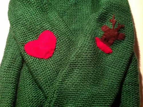 Нарисуйте выкройку на биофетре ручкой, вырежьте ее и пришейте к локтевой части. Используйте красный для сердца и коричневый для оленя