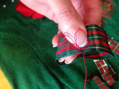 Сшейте два конца ленты вместе, затем пришейте полученную форму цилиндра к ткани