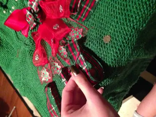 Ленты собраны, елка обретает форму