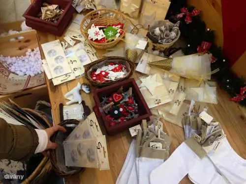 Вы можете выбрать из широкого ассортимента новогодних украшений, аксессуаров и аксессуаров в комплексе