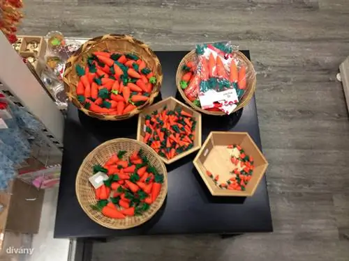 Можно даже найти морковный носик, которого мы вообще не видели в других магазинах