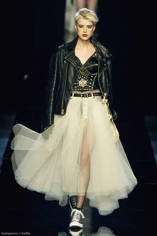 Байкерская куртка из его первой коллекции с длинной пачкой и кроссовками на модели Агинес Дейн на ретро-показе 2007 года