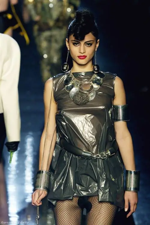 К осени 1980 года дизайнерскую одежду стали делать из мусорных пакетов и банок