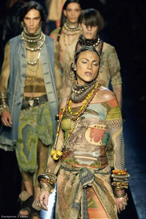 В середине девяностых французский дизайнер был вдохновлен путешествиями и радостью возвращения домой