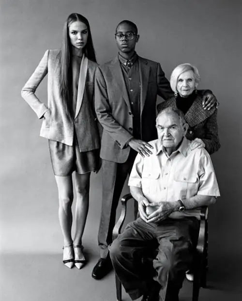 Рекламные изображения были сняты Брюсом Вебером для Barney's