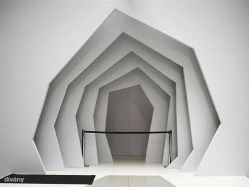 Подиум и зрительный зал по-прежнему пусты