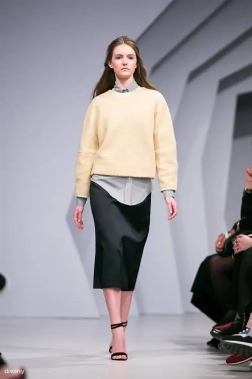 Юбка-карандаш сочетается с худи и висячей рубашкой у Нанушки