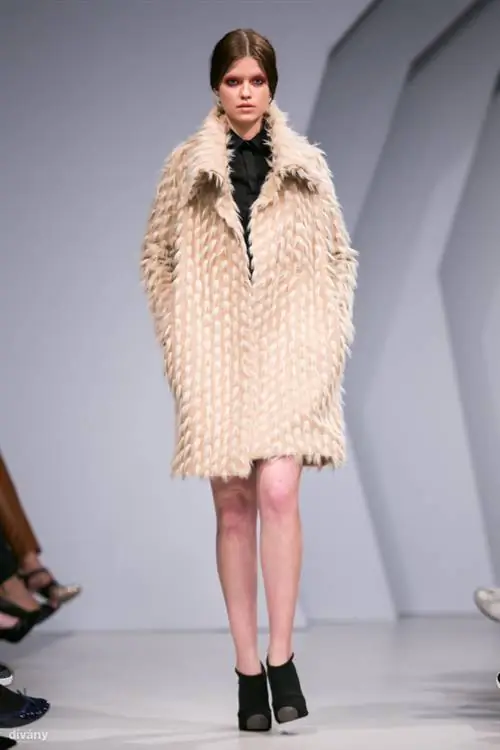 Эта пушистая куртка также доступна в виде худи, обе классные, особенно куртка