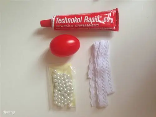 Вам понадобятся пластиковые яйца, клей и яркая лента, возможно, декоративный жемчуг