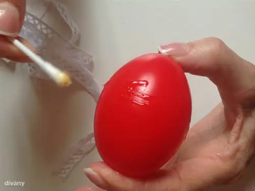 Работайте с техноколом, который разглаживаете ушной палочкой