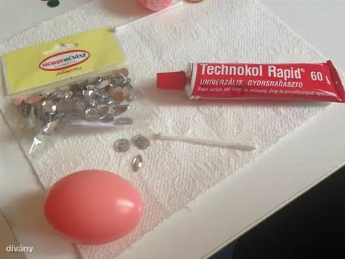 Декоративные камни можно найти в магазине для хобби, мешок стоит четыреста форинтов и ок. хватает на одно яйцо