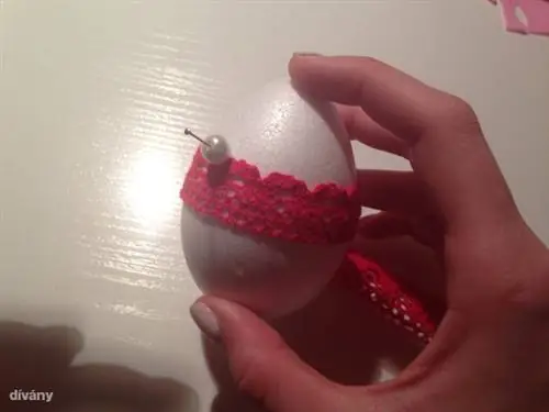 Его также можно украсить жемчугом, проколотым пуговицей