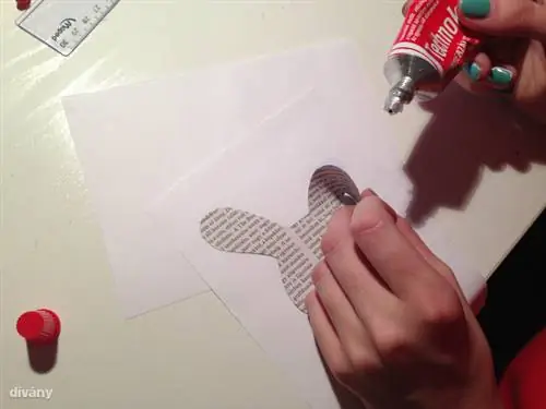 Будьте осторожны, не выдавливайте слишком много клея, иначе он может проткнуть бумагу