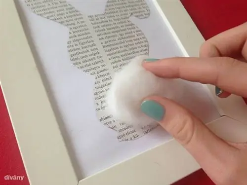 Прикрепите хвост из ватных палочек с помощью технокола