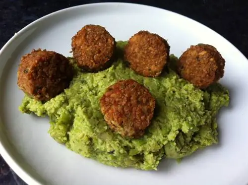 Основное блюдо - очень хорошее сочетание. Гороховое пюре густое, с небольшим количеством мяты и большим количеством петрушки. Жир нута обогащен каким-то молотым масличным семенем, что для него хорошо, консистенция у него более эластичная. Неплохо, несмотря на то, что стояла довольно долго, да еще и в микроволновке, что очень недружелюбно к этому жанру. Приправа была немного неравномерной, есть безвкусные шарики, а есть и атомарно римский тмин. Гороховое пюре: 10/9 мясо нута 10/6. Итого: 10/7, 5