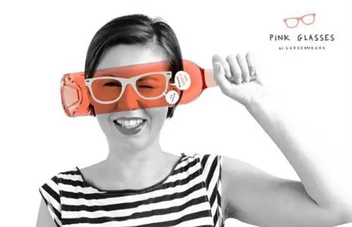 Мы точно не понимаем, какое отношение оправа бокала имеет к вину, но это делает бутылку Люксембург еще более эффектной для хипстеров