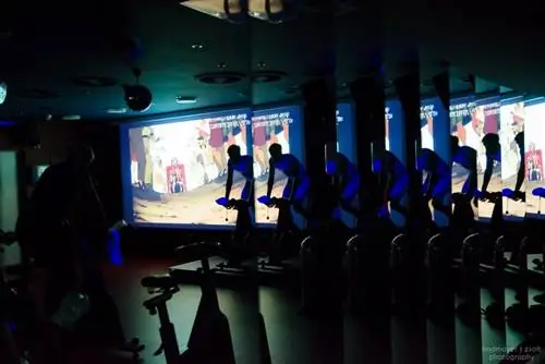 Видеоцикл: велосипед в темноте под навязчивую музыку