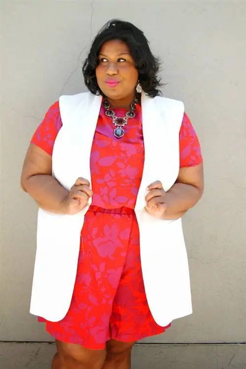 Как и Марджи Плюс, Келли Браун, путешествующая в женственном стиле, недалека от того, чтобы фотографировать себя в модных вещах