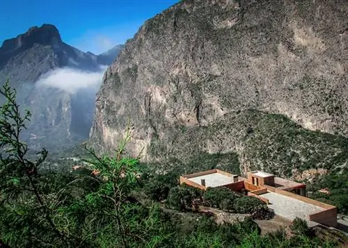 Давид Педроса Кастанеда спроектировал дом площадью 7 875 квадратных метров