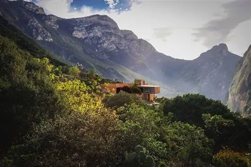 Бетонное семейное гнездо, зажатое между горами в Мексике