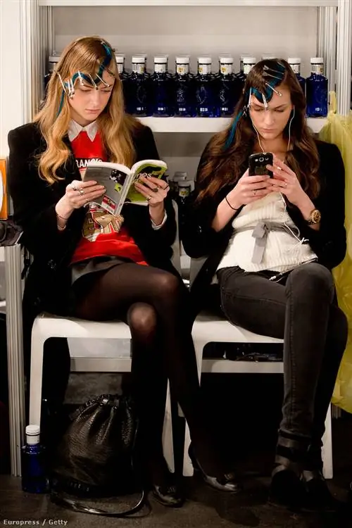 Волосы подвергаются большому количеству грязи в течение напряженного дня, и они могут выглядеть еще грязнее благодаря пене против высыхания или дополнительным средствам для укладки