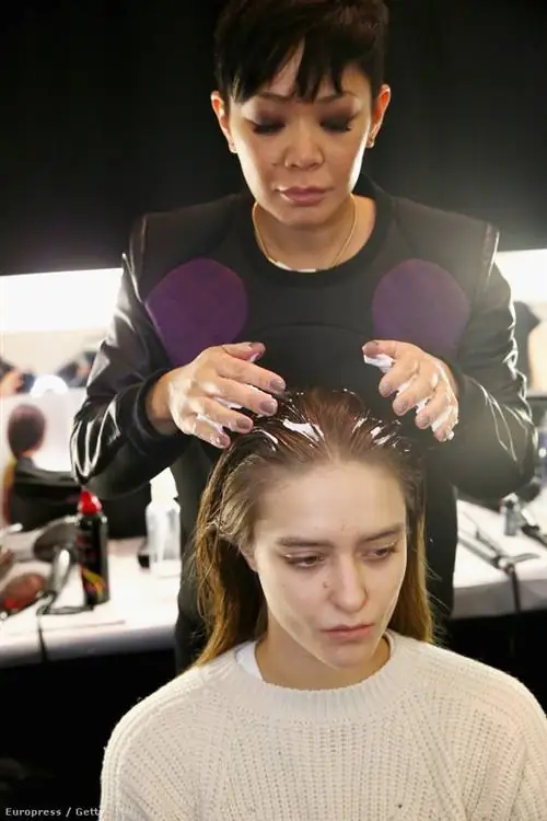 Парикмахеру сложнее сказать клиенту со здоровыми, блестящими, красивыми волосами, что их волосы нуждаются в лечении