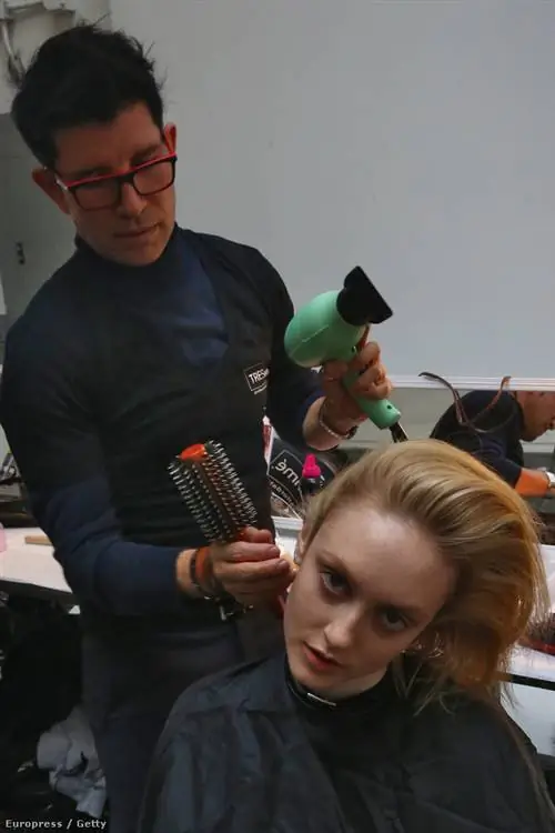 «Мы никогда никому не говорим того же, даже клиенты с тонкими волосами не всегда говорят о коротких волосах. Есть и другие альтернативы, такие как обертывания для глубокого кондиционирования. Однако мы как можно чаще пренебрегаем парикмахерами». Крофт рекомендует