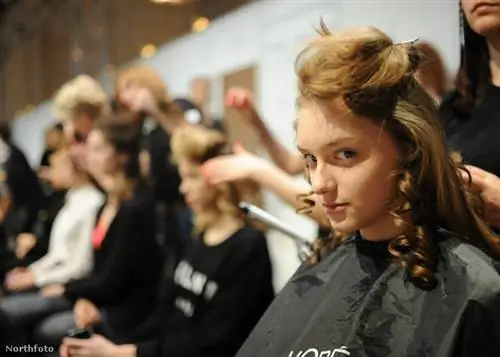 Парикмахеры, вероятно, конфисковали бы все их волосы и заперли бы их ножницы, так как большинство людей, как правило, подстригают секущиеся кончики своих волос дома