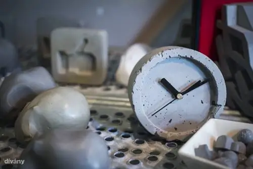 К сожалению, нам не удалось понять взаимосвязь кнопки «Мне нравится» и бетона, но часы прекрасно впишутся в холостяцкую квартиру или на чердак