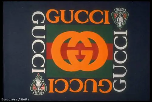 Сразу узнаваемый логотип Gucci был создан для модного дома в 1933 году сыном Гуччио Гуччи, основавшего компанию в 1923 году
