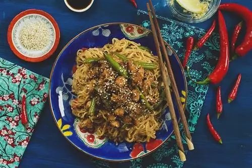 Китайская еда дома: курица с кунжутом и соевым соусом