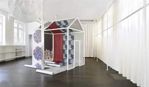 Это когда модные дизайнеры путешествуют с предметами интерьера