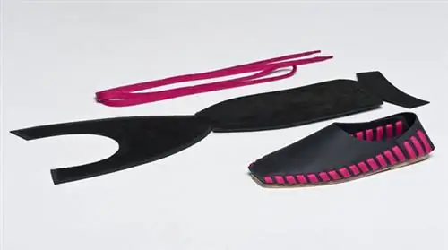 Поэкспериментировав с разной обувью, Сари захотела создать изделие, изготовленное с минимальным использованием материалов и максимальным участием покупателя», - говорится в пресс-релизе об обуви «сделай сам» из высококачественной кожи по цене за 18 855 форинтов, которые можно «собрать» из хлопковых шнурков разного цвета «вместе»