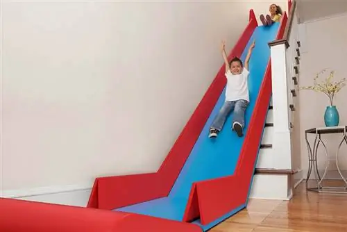 Как скучная лестница превращается в забавную самодельную горку