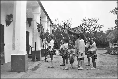 Пятидесятница, 1967 год, уезд Дьер-Мошон-Шопрон. В середине королева