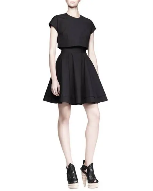 В этом платье с завышенной талией и юбкой-луком вы сможете почувствовать себя настоящей женщиной. Кроме того, благодаря крою он стройнит и даже увеличивает длину ваших ног. Конечно, это дорогая вещь от Proenza Schouler, но она идеально подходит для вдохновения