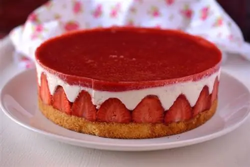 Очень яркий, но простой клубничный творожный торт