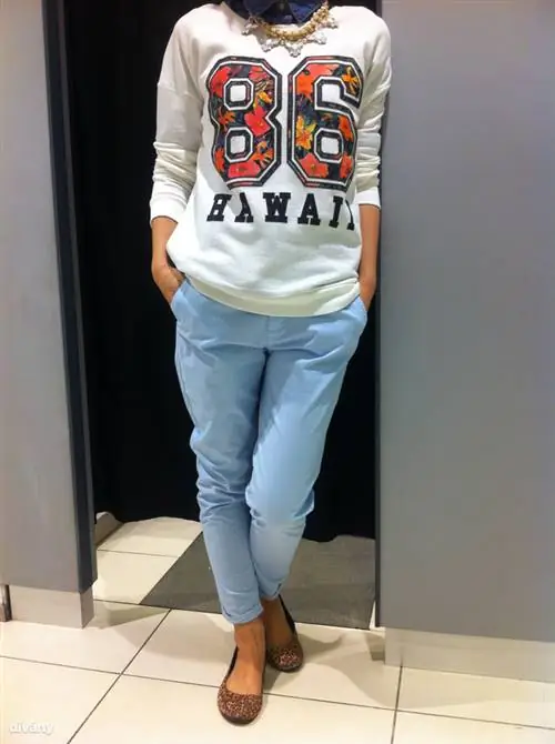 Зарезервировано: свитер теперь стоит 3 995 форинтов вместо 5 995. Брюки также были среди предметов распродажи, но на них не было ценника